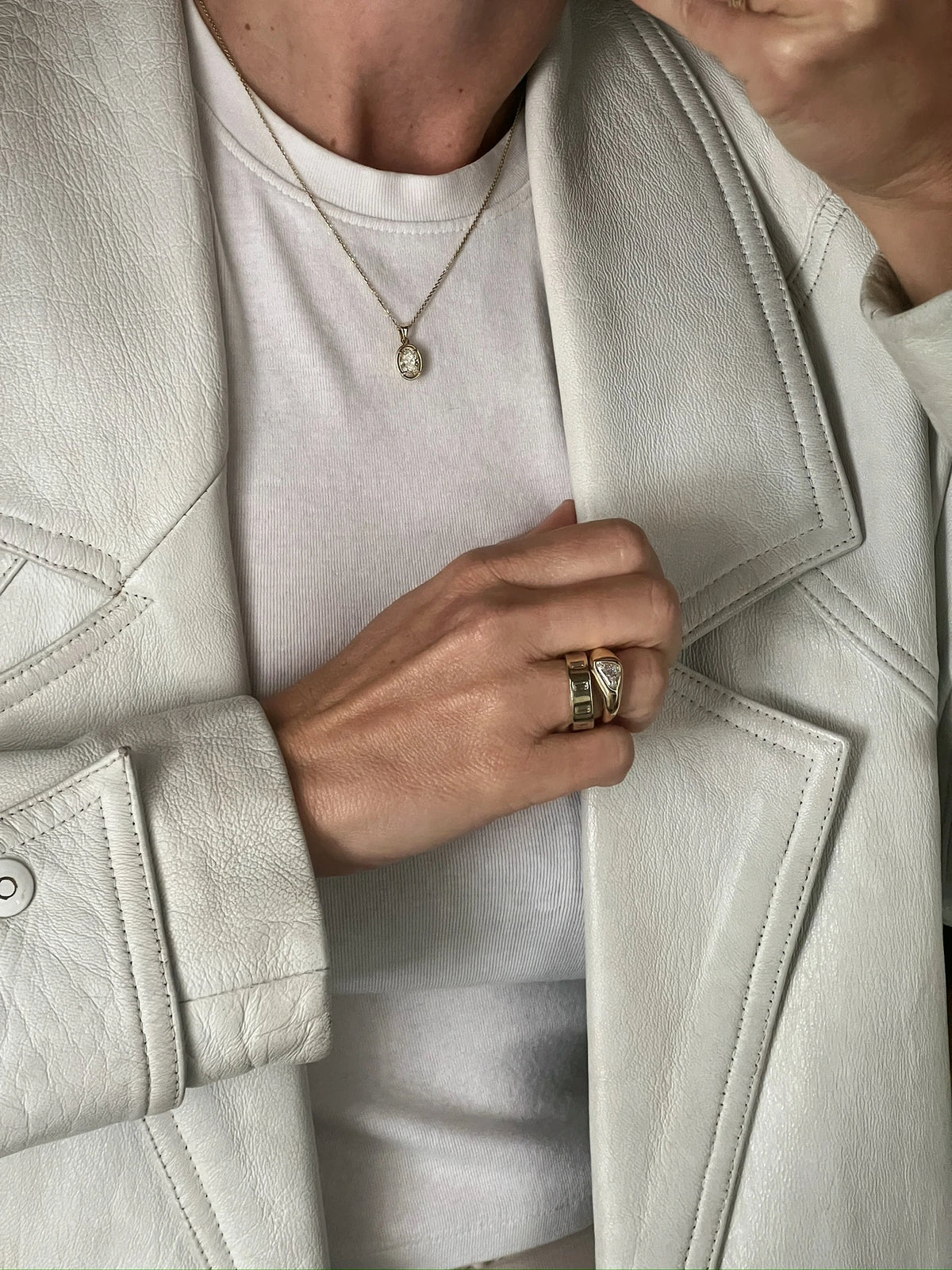 OVAL MUSE NECKLACE