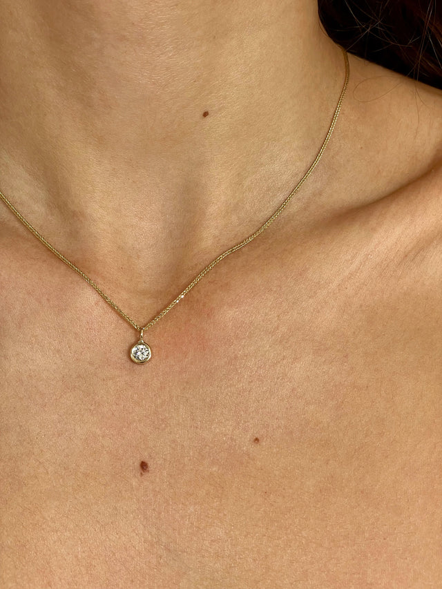 SOLÉ DIAMOND NECKLACE, Model, Hover