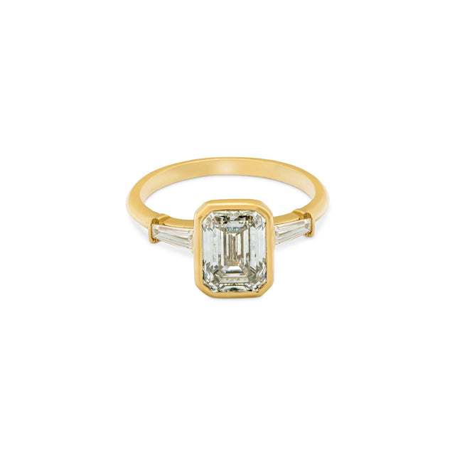 EMERALD & TAPERED BAGUETTE RING, Packshot, Yellow Gold