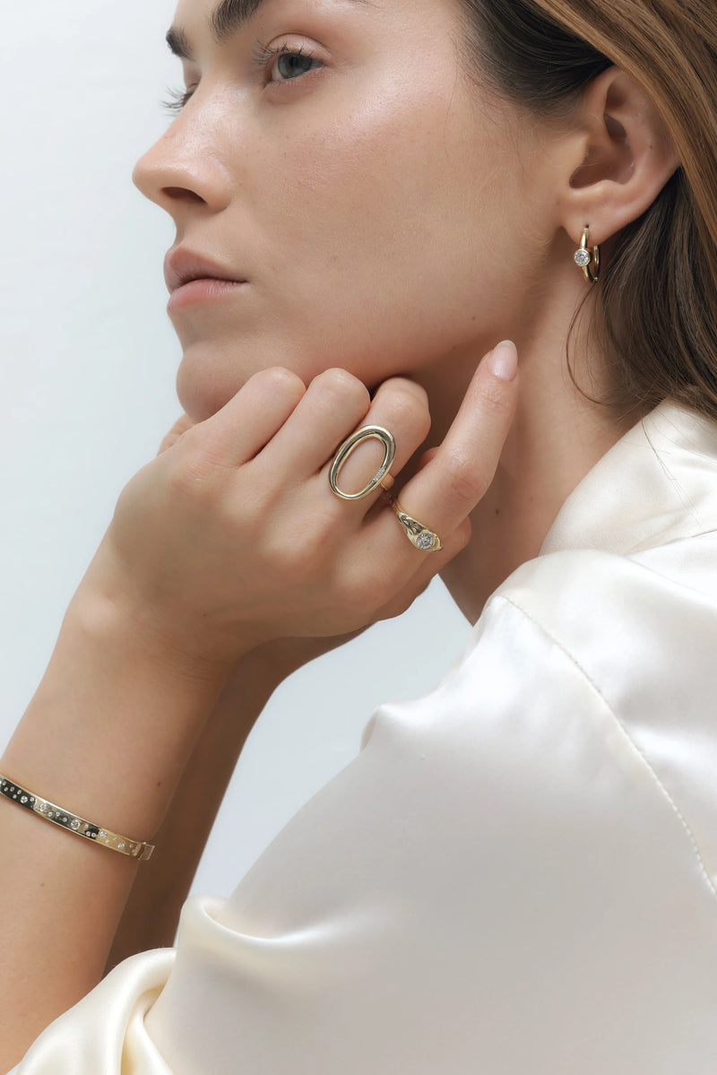 SHIRA EARRINGS, Model