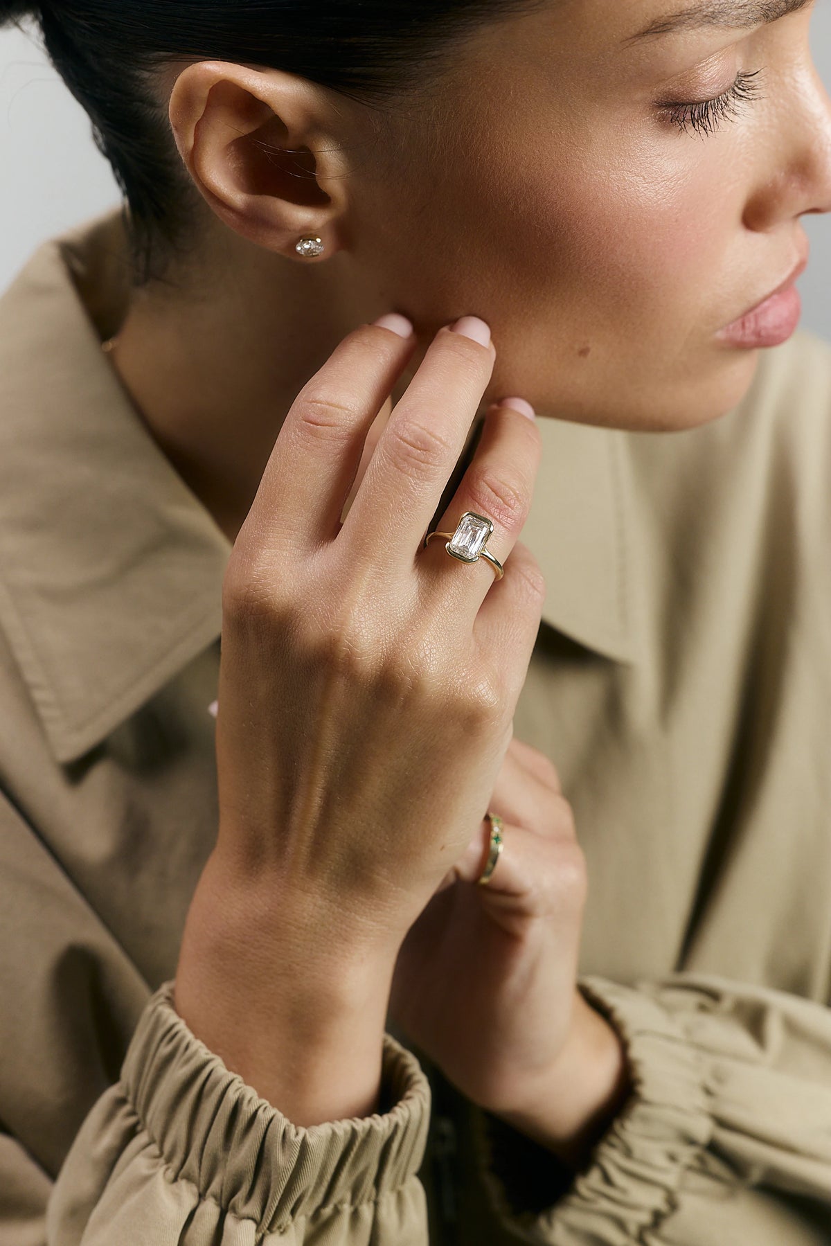HALF BEZEL OVAL EARRINGS