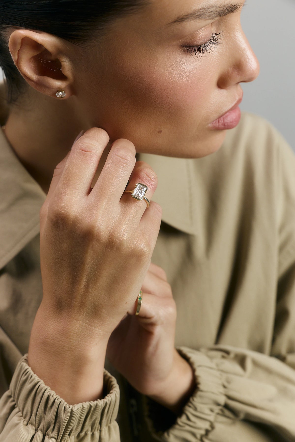 HALF BEZEL OVAL EARRINGS