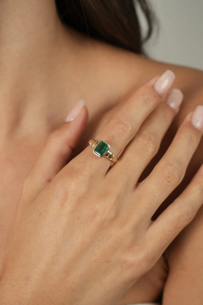 AMOR LAB-GROWN EMERALD RING.