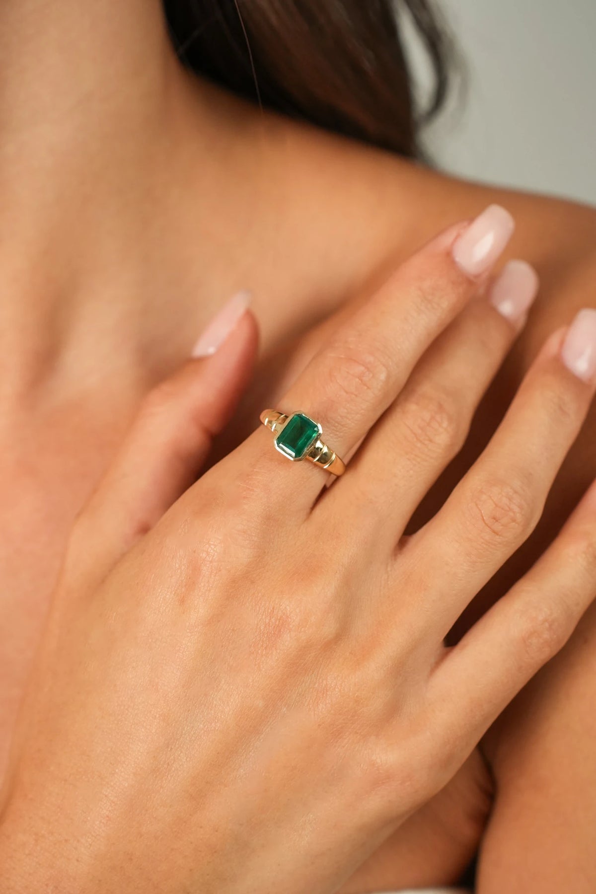 AMOR LAB-GROWN EMERALD RING.